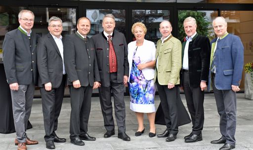 BU (von li.) LHStv Stephan Pernkopf (NÖ), LR Josef
Schwaiger (S), LHStv Josef Geisler (T), BM Andrä Rupprechter, LRin
Verena Dunst (B), LR Maximilian Hiegelsberger (OÖ), LR Erich
Schwärzler (V) und LR Johann Seitinger (ST).
