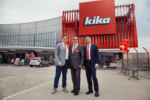 Vlnr: Mario Legrum/ kika Vertriebsleiter, Harald
Giefing/ Geschäftsleiter kika Eisenstadt, Dr. Gunnar George/ CEO vor
dem neu eröffneten Einrichtungshaus kika Eisenstadt