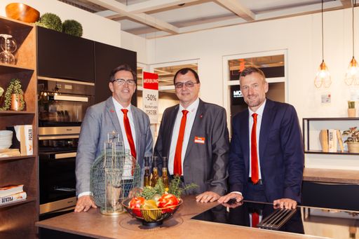 Vorschau Bild von Vlnr: Mario Legrum/ kika Vertriebsleiter, Harald
Giefing/ Geschäftsleiter kika Eisenstadt, Dr. Gunnar George/ CEO