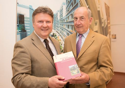 Herbert Ludl, ehemaliger Chef der Sozialbau AG und
Wohnbaustadtrat Michael Ludwig präsentieren das Buch "Integration
im Wohnbau. Modelle für ein soziales Zusammenleben"