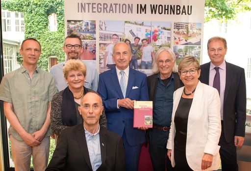Vorschau Bild von Herausgeber Herbert Ludl und die Autoren präsentieren das Buch
"Integration im Wohnbau. Modelle für soziales Zusammenleben"