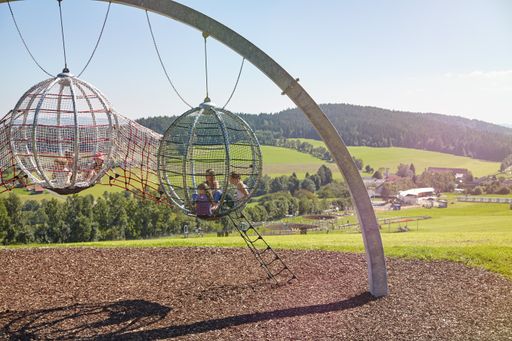 Vorschau Bild von ermäßigte Eintritte in Ausflugsziele rund um
Mönichkirchen am Wechsel, beispielsweise in die Familienarena St.
Corona mit dem Ameisenpfad, Corona Coaster, Mini-Bikepark und
Motorikpark.