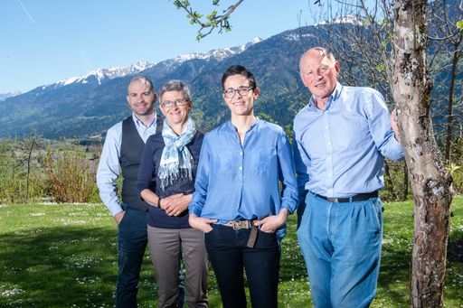 Vorschau Bild von Ihr Lieblingsplatz-Prinzip ist Basis all der Neuigkeiten, die
Familie Daberer in ihrem Biohotel "der daberer" ab 9. Juni 2017
bietet. Im Bild: Die Geschwister Marianne und Christian Daberer mit
ihren Eltern, den "Seniorchefs" Inge und Willi Daberer.