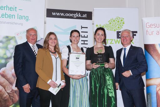  Tiroler Gebietskrankenkasse und das Netzwerk für
BGF zeichnen das Alpenresort Schwarz als ersten Tourismusbetrieb in
Tirol für seine umfassenden Maßnahmen zur Betrieblichen
Gesundheitsförderung aus.