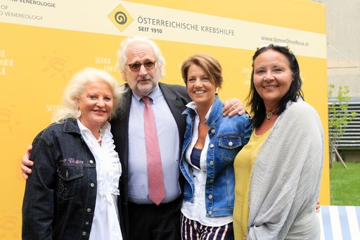 Vorschau Bild von http://www.apa-fotoservice.at/galerie/9449 Im Bild
v.l.n.r.: Marika Lichter, Univ.-Prof. Dr. hubert Pehamberger, Mag.
Martina Löwe, Doris Kiefhaber