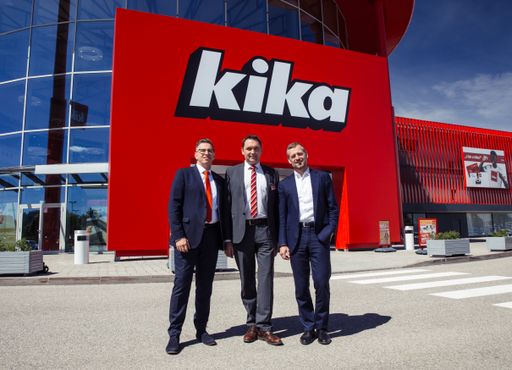  V.l.n.r.: Mario Legrum/ kika Vertriebsleiter,
Leopold Mitter/ Geschäftsleiter kika Ansfelden, Dr. Gunnar George/
CEO vor dem neu eröffneten Einrichtungshaus kika Ansfelden