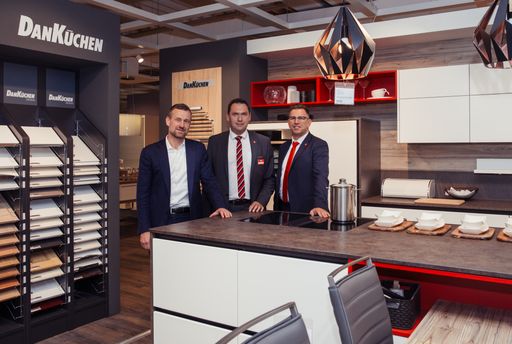 Vorschau Bild von V.l.n.r: Dr. Gunnar George/ CEO, Leopold Mitter/
Geschäftsleiter kika Ansfelden, Mario Legrum/ kika Vertriebsleiter