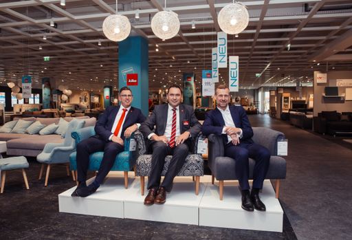 Vorschau Bild von V.l.n.r.: Mario Legrum/ kika Vertriebsleiter,
Leopold Mitter/ Geschäftsleiter kika Ansfelden, Dr. Gunnar George/
CEO in der neuen Abteilung „Trends by kika“