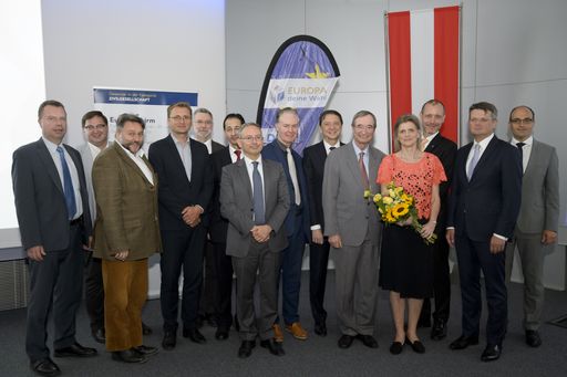  http://www.apa-fotoservice.at/galerie/9164/ im Bild
v.l.n.r.: Heinz Kogler-WKO, Christian Rupp-BKA, Karl-Heinz
Wanker-WKO, Dusan Psenicnik-Botschaftsrat der Republik Slowenien,
Otto Schneider-Botschaftsrat der Bundesrepublik Deutschland,
Wolfgang Renezeder-BMEIA, Marco Di Ruzza-Botschaftsrat von Italien,
Sean O´Riain-Vizebotschafter von Irland, Bogdan Mazuru-Botschafter
von Rumänien, Christoph Leitl-Präsident Wirtschaftskammer
Österreich, Helen Eduards-Botschafterin von Schweden, Wojahn
Jörg-Vertreter Europäische Kommission in Österreich, Artur
Lorkowski-Botschafter der Republik Polen, Jan Sechter-Botschafter
der Tschechischen Republik