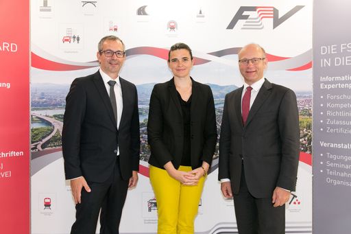 https://www.apa-fotoservice.at/galerie/9530 Im Bild
v.l.n.r.: Dipl.-Ing. Alexander Walcher (Asfinag), Dipl.-Ing. Dr. Eva
Maria Eichinger-Vill (BMVIT), Univ. Prof. Dr.-Ing. Dr. Martin
Fellendorf (Vorstandsvorsitzender FSV)