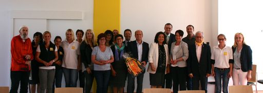 Bundesratspräsidentin Sonja Ledl-Rossmann (5.v.r.)
zu Besuch beim Hilfswerk Kärnten. Im Bild mit Hilfswerk Präsidentin
Elisabeth Scheucher-Pichler (7.v.r.), Hilfswerk Vorständen,
politischen Vertretern und Mitarbeiter/innen des Hilfswerks.