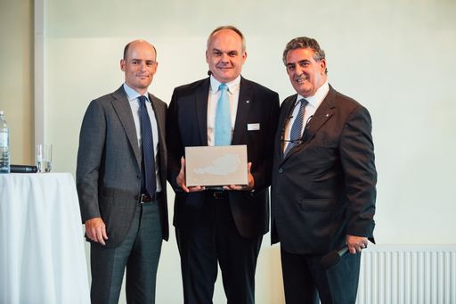 Im Bild v.l.n.r.: Christian Gläsel, Joe
Kranawetter, José Carlos Álvarez Tobar (alle von Weidmüller) bei der
Überreichung der Edelstahlplakette für 50 Jahre Weidmüller
Österreich, die eigens in der Ausbildungswerkstatt von Weidmüller
Deutschland in Detmold angefertigt worden war.