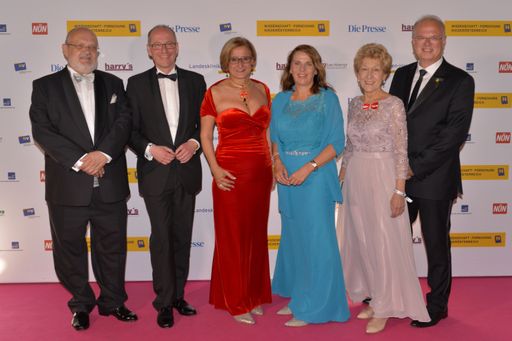 Vorschau Bild von Landeshauptfrau Johanna Mikl-Leitner eröffnete
gemeinsam mit den Gastgebern den 3. Campus-Ball Krems