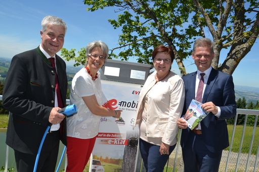  Bild zu OTS - Bei der Projekteröffnung – LAbg. Anton Kasser,
Landesrätin Petra Bohuslav, LAbg. Michaela Hinterholzer, Abg. zum NR
Andreas Hanger