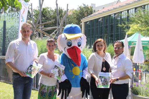 Foto v.l.n.r.: Tourismuslandesrat MMag. Alexander
Petschnig, Mag. Uschi Zezelitsch (Konsulentin für Kinder- und
Kulturprogramme), Natur- und Umweltschutzlandesrätin Mag. Astrid
Eisenkopf und Alexander Kery (Prokurist von Burgenland Tourismus)
mit dem "Best for Family"-Maskottchen Ottokar Storch.