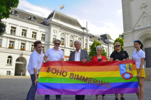 SoHO Simmering: Regebogenfahne am Amtshaus
Simmering