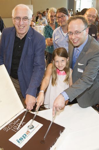  https://www.apa-fotoservice.at/galerie/9524 Peter
Rastl, einer der Gründerväter der ISPA, eine junge Dame aus der
Gästeschar und ISPA Präsident Harald Kapper beim Anschneiden der
Torte