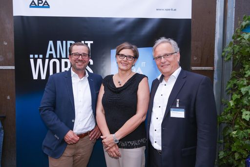  https://www.apa-fotoservice.at/galerie/9578/ Bei
Bits, Bytes & Barbecue wurde beim APA-IT Sommerfest auf der
summerstage am Wiener Donaukanal genetzwerkt, v.l.n.r. Clemens Pig
(APA), Karin Thiller (APA), Alexander Falchetto (APA-IT)