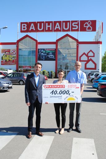 10.000 Euro für die Österreichische
Kinder-Krebs-Hilfe – das ist das stolze Ergebnis der gemeinsamen
Spendenaktion von BAUHAUS und der Marke SCHÖNER WOHNEN FARBE. Seit
dem Vorjahr hieß es „Streichen und Gutes tun“: Für jedes verkaufte
10 Liter Gebinde Mineral Wandfarbe „Wohlfühlweiss“ spendeten BAUHAUS
und SCHÖNER WOHNEN FARBE fünf Euro an die Österreichische
Kinder-Krebs-Hilfe.