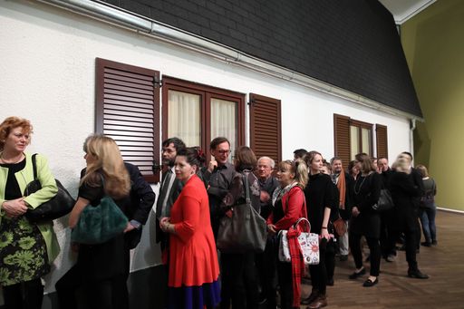  Ausstellungsbesucher in der Ausstellung "Carl
Spitzweg—Erwin Wurm. Köstlich! Köstlich?" vor Erwin Wurms "Narrow
House", 2010, Studio Erwin Wurm (c) Bildrecht, Wien 2017