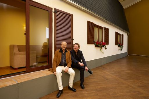 Vorschau Bild von Erwin Wurm und Hans-Peter Wipplinger (Direktor
Leopold Museum) vor Erwin Wurms "Narrow House", 2010 in der
Ausstellung "Carl Spitzweg—Erwin Wurm. Köstlich! Köstlich?", Studio
Erwin Wurm (c) Bildrecht, Wien 2017