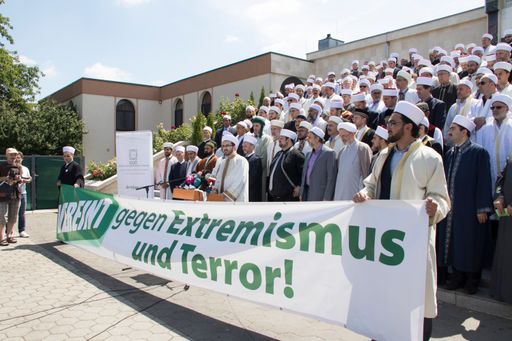 Imame der IGGÖ versammelten sich vor dem Islamischen Zentrum in
Wien und setzten gemeinsam ein Zeichen gegen Extremismus und Terror
