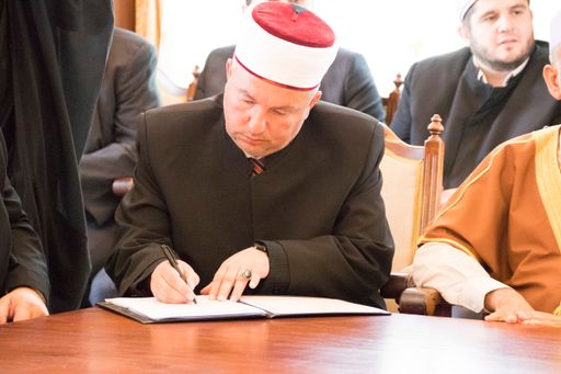 Vorschau Bild von Imam beim Unterzeichnen der Deklaration