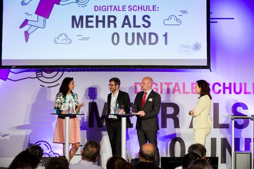 Frau Bundesministerin Dr. Sophie Karmasin, der
Schweizer Digitalisierungsexperte Prof. Dr. Beat Döbeli und Mag.
Martin Bauer, Experte aus dem Bildungsministerium, diskutierten vor
rund 300 Kinder, Eltern und Lehrende beim #ConnectedKids-Event im
T-Center am 12. Juni 2017 über die Zukunft der Schule.