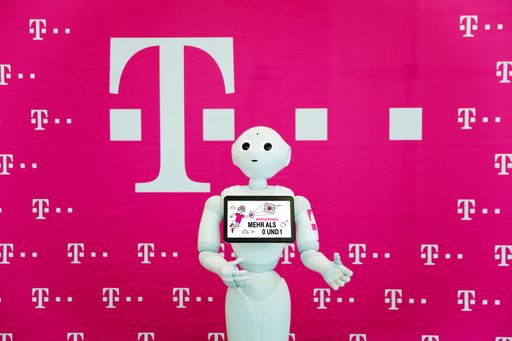 Vorschau Bild von "Pepper" begleitete die Besucher der Veranstaltung
#ConnectedKids durch den Abend.