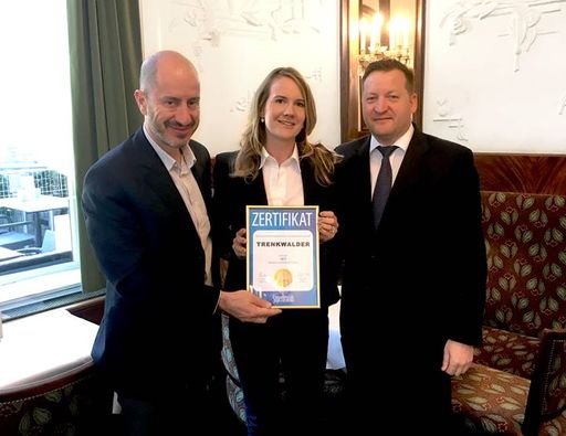 Mag. Klaus Lercher, CEO von Trenkwalder Deutschland und
Österreich, nahm gemeinsam mit Julia Labenz, Leitung Marketing
Deutschland und Österreich, für Trenkwalder die Auszeichnung von
Superbrands Regional Director Mag. András Wiszkidenszky entgegen.