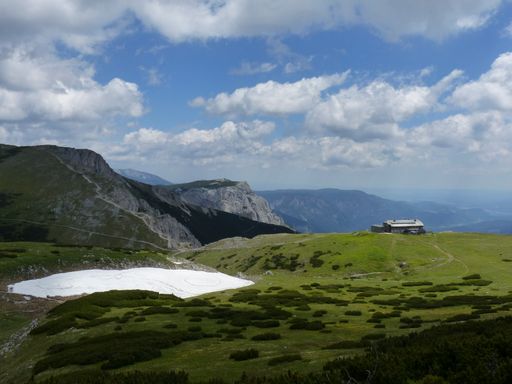 Gourmetschauplatz Karl-Ludwig-Haus, Österreichs
einzige vollzertifizierter Bio-Hütte - mitten in der Bergeinsamkeit
der Rax, auf 1.800 Metern Höhe, mit bester Aussicht auf Bergwiesen
und Felswände.