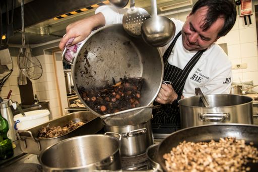 Vorschau Bild von Zwei Meister ihres Fachs kochen gemeinsam im
Karl-Ludwig-Haus auf der Rax: Uwe Machreich, mehrfach
ausgezeichneter Gourmetkoch vom Restaurant Triad in der Buckligen
Welt (im Bild) und Gerold Hubmer, Hüttenwirt und Experte fürs Kochen
am Holzofen.