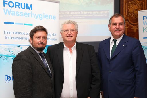 http://www.apa-fotoservice.at/galerie/9476 Im Bild
vl.: Dr. Alexander Blacky (Facharzt für Hygiene und Mikrobiologie),
KR Herbert Wimberger (Präsident FORUM Wasserhygiene e.V., Gründer
WimTec Sanitärprodukte GmbH), DI Franz Dinhobl (Vizepräsident ÖVGW
und Sprecher des Wasserfaches (Österr. Vereinigung für das Gas- und
Wasserfach), techn. Geschäftsführer EVN Wasser)