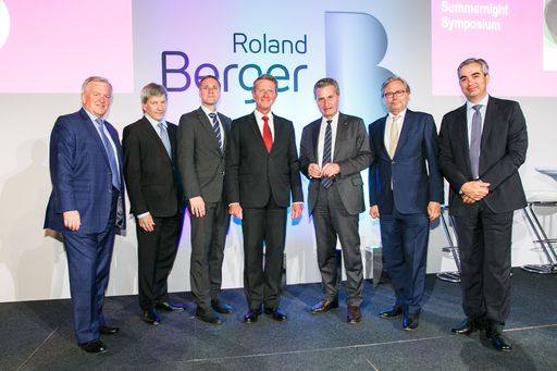  https://www.apa-fotoservice.at/galerie/9573 Im Bild
v.l.n.r.: Ing. Rudolf Kemler (Roland Berger), Dr. Johann Strobl
(Vorsitzender des Vorstandes, Raiffeisen Bank International AG),
Univ.-Prof. MMag. Dr. Gottfried Haber (Donau-Universität Krems),
Prof. Roland Falb (Roland Berger), Günther H. Oettinger
(Europäischer Kommissar für Haushalt und Personal), Dr. Alexander
Wrabetz (Generaldirektor ORF), Dr. Vladimir Preveden (Roland Berger)