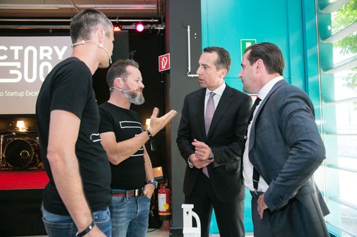  Michael Eisler und Bernhard Lehner (Vorstände startup300 AG)
erklären Bundeskanzler Christian Kern und Chris Müller (Direktor
Tabakfabrik Linz, v.l.n.r.) das Konzept der factory300.