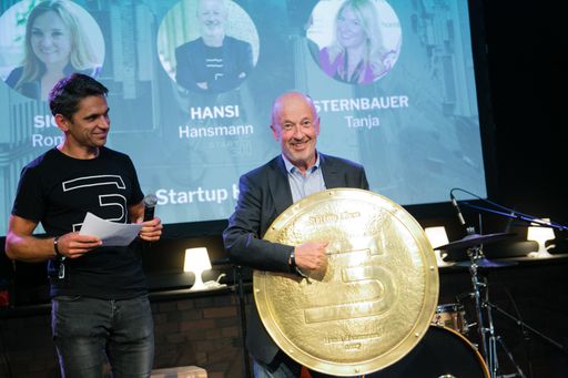 Vorschau Bild von Michael Altrichter überreicht Hansi Hansmann (l.) die “Start-Up
Hero”-Ehrentafel