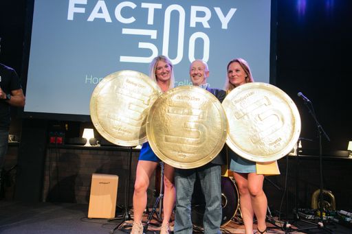 Vorschau Bild von Tanja Sternbauer, Hansi Hansmann und Romy Sigl, die ersten
Startup-Heros der factory300 in der Tabakfabrik Linz.