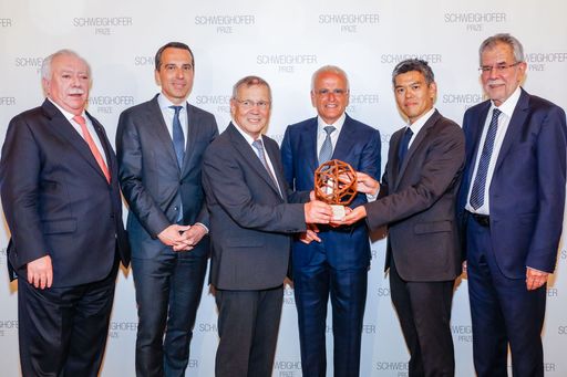  vlnr.: Bürgermeister Michael Häupl, Bundeskanzler
Christian Kern, Hauptpreisträger Herman Blumer, Gerald Schweighofer,
Co-Hauptpreisträger Taro Okabe in Vertretung von Shigeru Ban,
Bundespräsident Alexander Van der Bellen