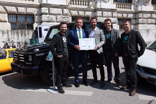 Die CEOs von Kreisel Electric mit Arnold
Schwarzenegger. Im Bild v.l.n.r.: Philipp Kreisel, Arnold
Schwarzenegger, Christian Schloegl, Markus Kreisel, Johann Kreisel