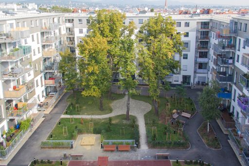 Vorschau Bild von der großzügige Innenhof der Wohnanlage Lobmeyrhof