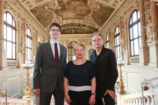 Im Bild v.l.n.r.: Simon Rein, Google Arts & Culture
Manager für Deutschland, Österreich & Schweiz; Karin Bergmann,
Künstlerische Direktorin des Burgtheaters; Alfred Weidinger,
internationaler Klimt-Experte und designierter Direktor des Museums
der bildenden Künste in Leipzig