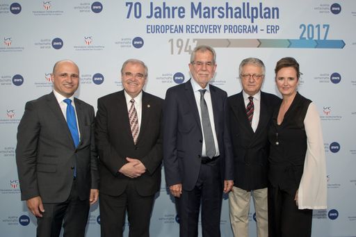 Im Bild v.l.n.r.: aws Geschäftsführer Bernhard
Sagmeister, Vizekanzler Wolfgang Brandstetter, Bundespräsident
Alexander Van der Bellen, Wolfgang Petritsch, aws Geschäftsführerin
Edeltraud Stiftinger.