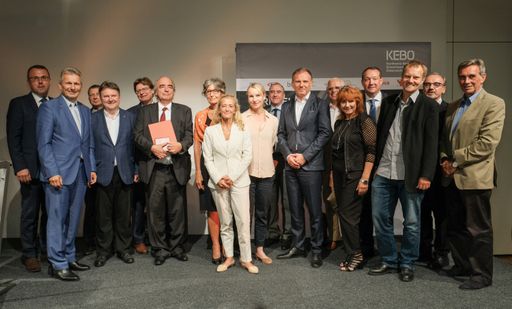 im Bild v.l.n.r.: Mag. Günther Lengauer (ARGE BHÖ),
ÖGB-Präsident Erich Foglar (VÖGB), AStR Dr. Michael Ludwig (VÖV),
links dahinter DI Bernhard Keiler (LFI Österreich), Andreas Novak,
links dahinter Dr. Gerhard Bisovsky (VÖV, Sprecher der Jury), Mag.
Kathrin Zechner, links dahinter Cecily Corti, Agnes Pluch, Armin
Wolf, links dahinter Dr. Michael Sturm (BFI), Mag. Monika Elsik
(WIFI), links dahinter Mag. Hubert Petrasch (Forum Kath. EB), rechts
dahinter Mag. Ing. Thomas Hrastnik (VWG), Peter Liska, rechts
dahinter Christian Jahl (BVÖ), HR Prof. Dr. Günther Signitzer
(RÖBW).