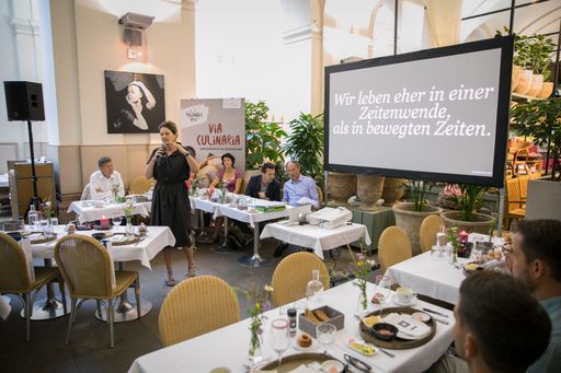 Vorschau Bild von Abstraktes zieht nicht mehr: Foodtrendexpertin
Hanni Rützler erläuterte in ihrer Keynote die aktuellen Wünsche und
Bedürfnisse der Gäste.