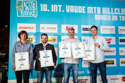 Die Verantwortlichen der Tourismus-Regionen Tiroler
Zugspitz Arena mit GF Petra Fraune, Gröden – Dolomiten mit GF Dott.
Günther Pitscheider (Director) und Kitzbüheler Alpen – Brixental mit
stellv. GF Kurt Tropper nahmen das Zertifikat persönlich entgegen.
(v.l.n.r.)