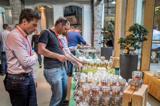 Vorschau Bild von Die Teilnehmer nahmen das Motto „Get Connected“
wortwörtlich: Ein zum Greifen nahes Google-Team, inspirierter
Pausen-Smalltalk über Landes- und Talgrenzen hinweg sowie jede Menge
neue Projekt- und Kampagnenideen, die mit den elements-Experten
geschmiedet wurden.