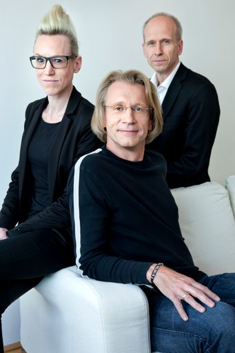  Wachstumskurs: neue Partner Dr. Kerstin M.
Hochwartner LL.M (links) und Mag. Matthew Heitman (rechts) bei Dr.
Martin Preslmayr (Mitte)
