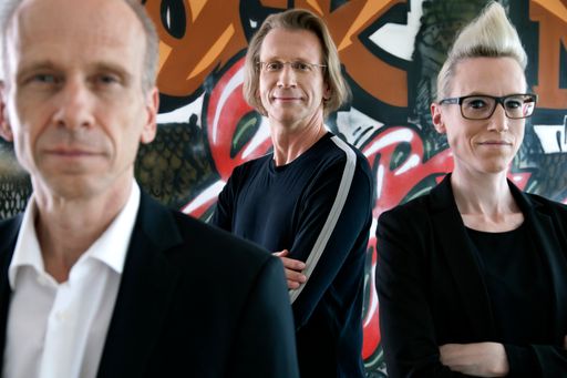 Vorschau Bild von Wachstumskurs: neue Partner Dr. Kerstin M.
Hochwartner LL.M (rechts) und Mag. Matthew Heitman (links) bei Dr.
Martin Preslmayr (Mitte)