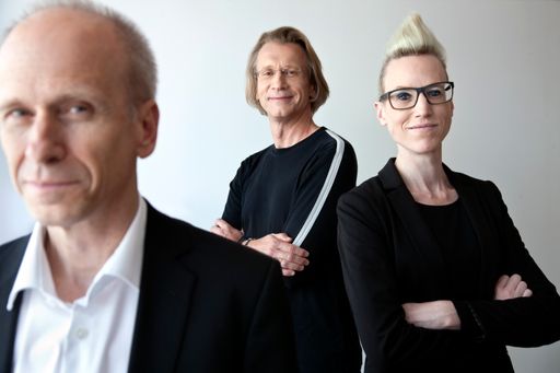 Vorschau Bild von Wachstumskurs: neue Partner Dr. Kerstin M.
Hochwartner LL.M (rechts) und Mag. Matthew Heitman (links) bei Dr.
Martin Preslmayr (Mitte)