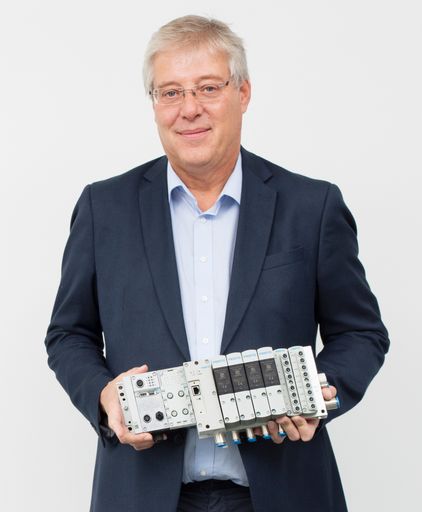 Günther Csencsits: „Ich freue mich auf meine Aufgabe im Product
Market Management, denn mit dieser Lösung verschaffen wir unseren
Kunden Flexibilität und eröffnen ihnen gänzliche neue Möglichkeit